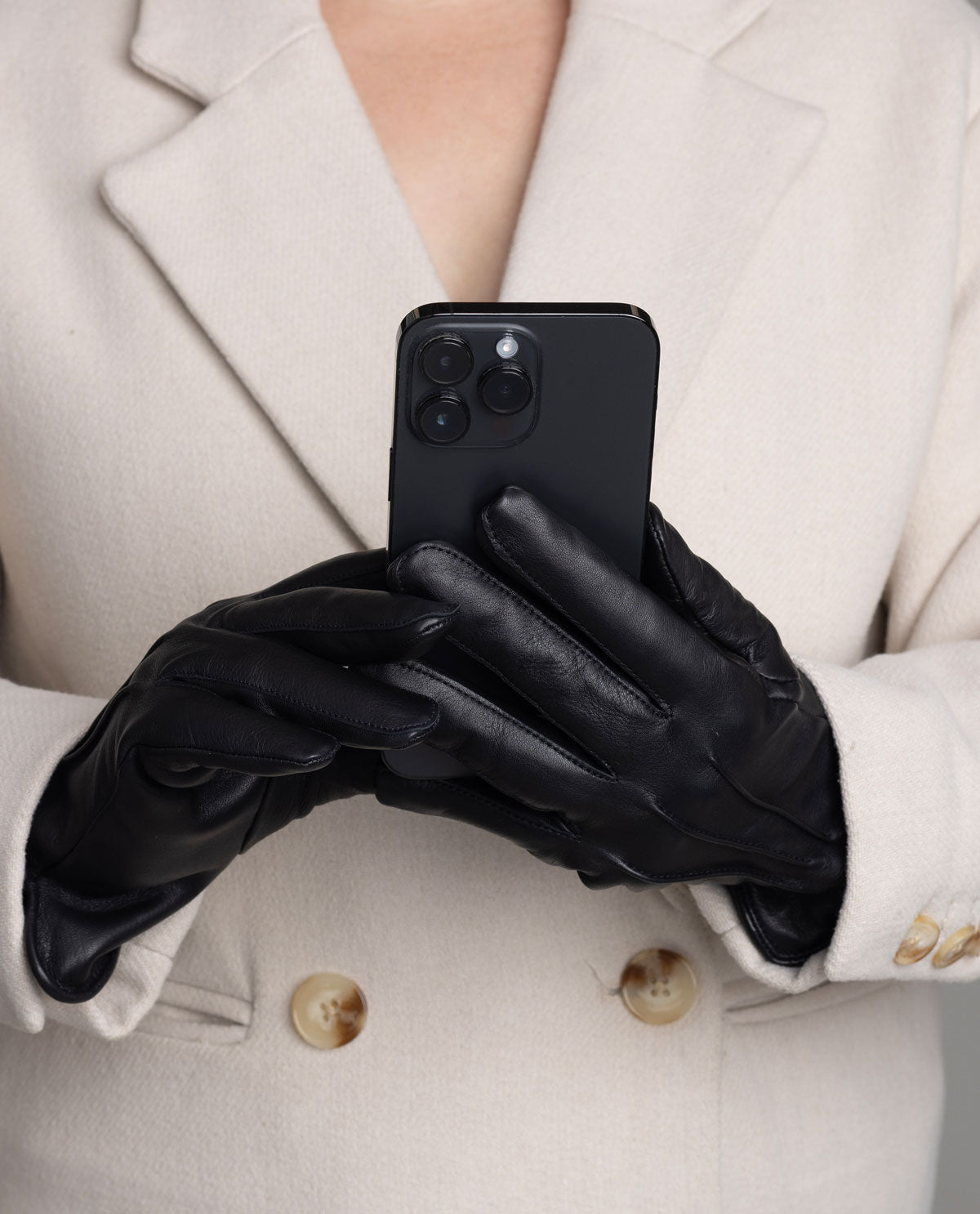 zeitungsbericht der handschuh Lederhandschuhe "Iver" für Damen in schwarz bei Gusti-Leder – Gusti Leder